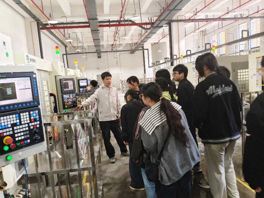 柔造未来，印梦起航——我校印刷图文专业学子赴浙江柔造智能制造、羡瑜名科技参观学习