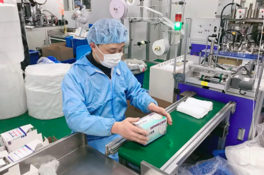 离开舞台的日子，他们走上了流水线——演员口罩义工队再度集结出发！
